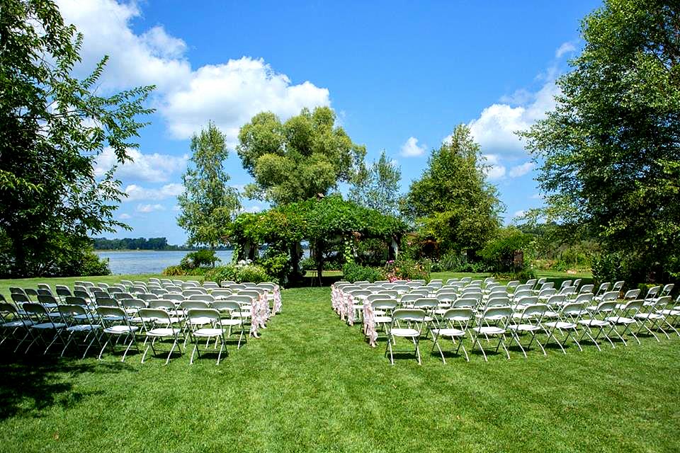 FLOWERING GAZEBO PRE-CEREMONY